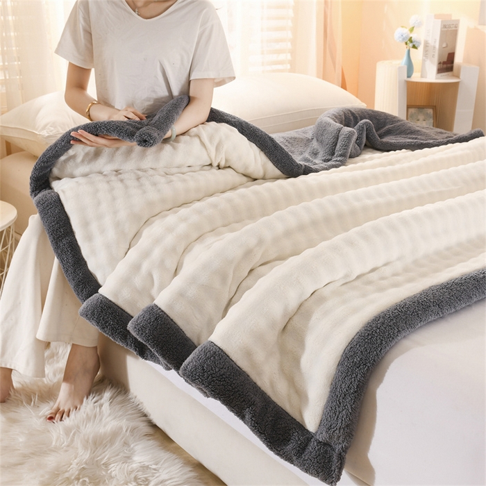 91家纺网 家纺一手货源 找家纺 恋绒家纺 2025新款舒棉绒毛毯三层夹棉牛奶绒印花毛毯卡通秋冬午睡毯多功能盖毯可机洗毯子 奶白