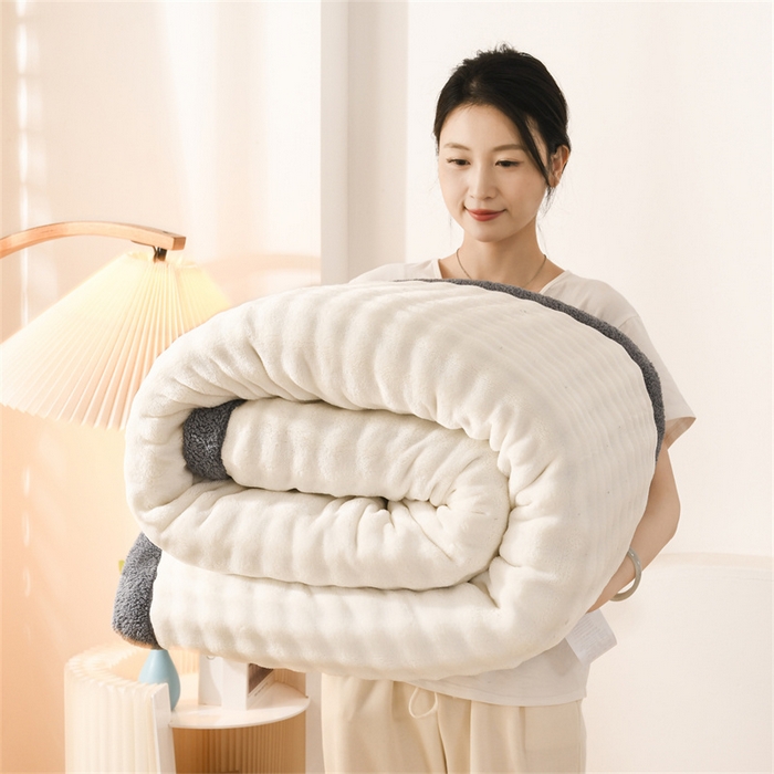 91家纺网 家纺一手货源 找家纺 恋绒家纺 2025新款舒棉绒毛毯三层夹棉牛奶绒印花毛毯卡通秋冬午睡毯多功能盖毯可机洗毯子 奶白