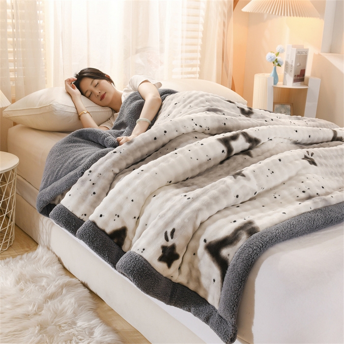 91家纺网 家纺一手货源 找家纺 恋绒家纺 2025新款舒棉绒毛毯三层夹棉牛奶绒印花毛毯卡通秋冬午睡毯多功能盖毯可机洗毯子 星光点点