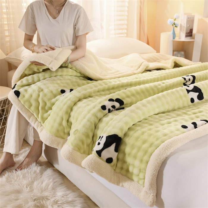 91家纺网 家纺一手货源 找家纺 恋绒家纺 2025新款舒棉绒毛毯三层夹棉牛奶绒印花毛毯卡通秋冬午睡毯多功能盖毯可机洗毯子 圆点熊猫绿