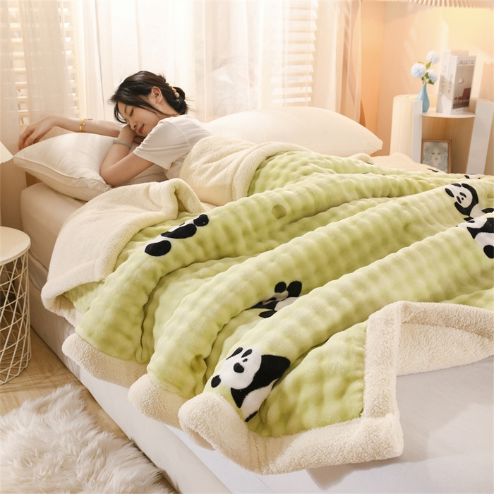 91家纺网 家纺一手货源 找家纺 恋绒家纺 2025新款舒棉绒毛毯三层夹棉牛奶绒印花毛毯卡通秋冬午睡毯多功能盖毯可机洗毯子 圆点熊猫绿