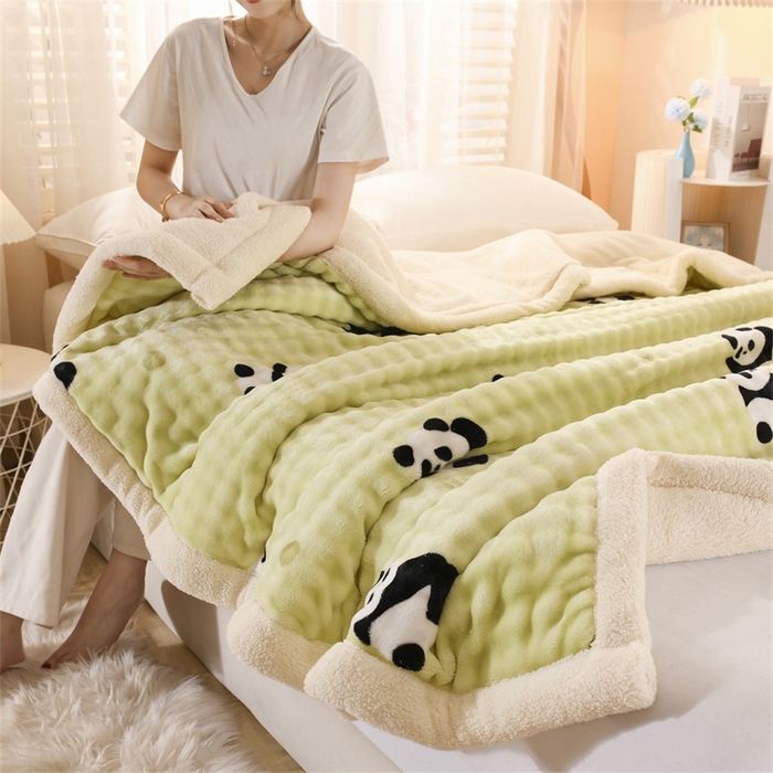 91家纺网 家纺一手货源 找家纺 恋绒家纺 2025新款舒棉绒毛毯三层夹棉牛奶绒印花毛毯卡通秋冬午睡毯多功能盖毯可机洗毯子 圆点熊猫绿