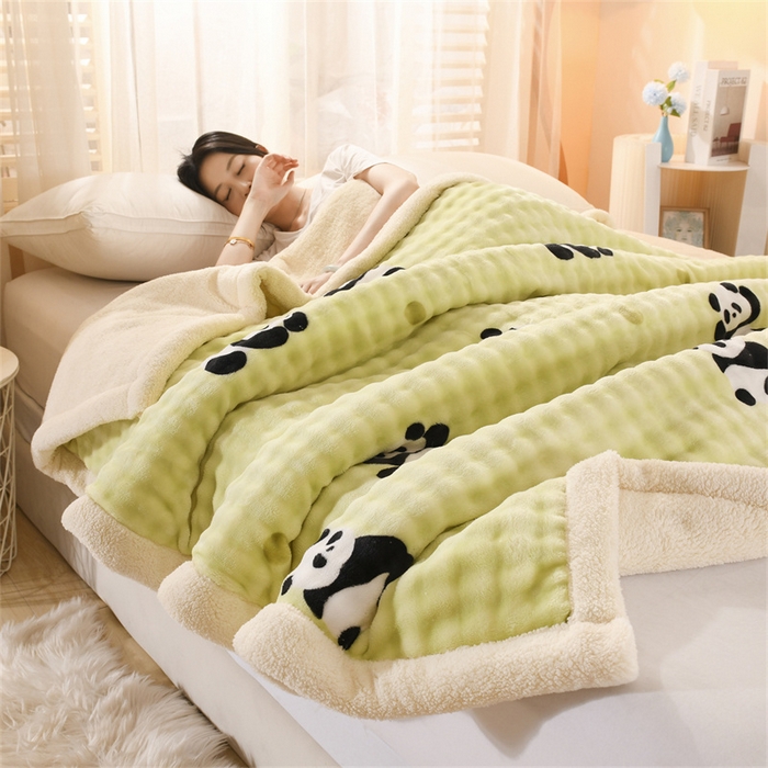 91家纺网 家纺一手货源 找家纺 恋绒家纺 2025新款舒棉绒毛毯三层夹棉牛奶绒印花毛毯卡通秋冬午睡毯多功能盖毯可机洗毯子 圆点熊猫绿