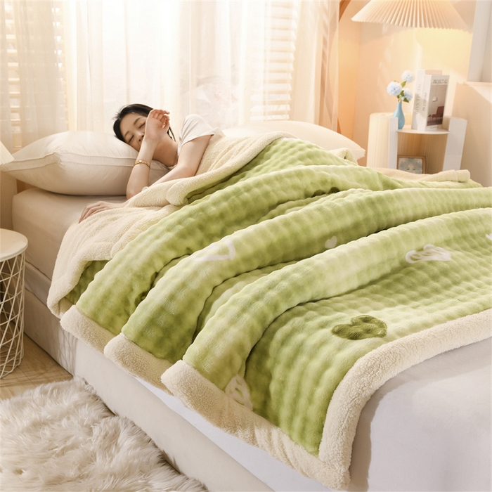 91家纺网 家纺一手货源 找家纺 恋绒家纺 2025新款舒棉绒毛毯三层夹棉牛奶绒印花毛毯卡通秋冬午睡毯多功能盖毯可机洗毯子 云纹鸡心绿