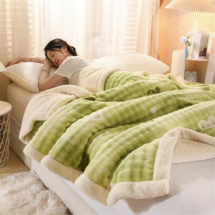 91家纺网 家纺一手货源 找家纺 恋绒家纺 2025新款舒棉绒毛毯三层夹棉牛奶绒印花毛毯卡通秋冬午睡毯多功能盖毯可机洗毯子 云纹鸡心绿