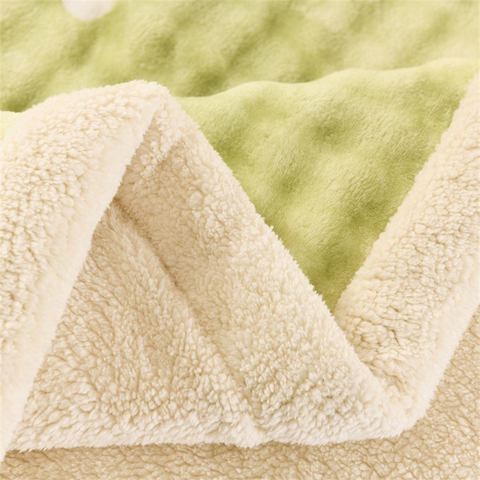 91家纺网 家纺一手货源 找家纺 恋绒家纺 2025新款舒棉绒毛毯三层夹棉牛奶绒印花毛毯卡通秋冬午睡毯多功能盖毯可机洗毯子 云纹鸡心绿