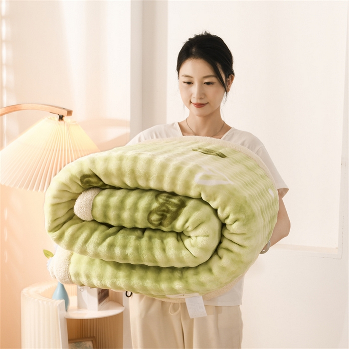 91家纺网 家纺一手货源 找家纺 恋绒家纺 2025新款舒棉绒毛毯三层夹棉牛奶绒印花毛毯卡通秋冬午睡毯多功能盖毯可机洗毯子 云纹鸡心绿