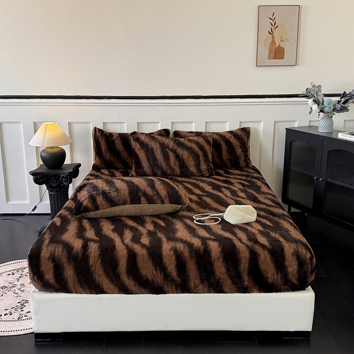 91家纺网 家纺一手货源 找家纺 梵克保罗 2025秋冬新款直播热卖高克重加厚轻奢法式獭兔毛绒牛奶绒美拉德风单床笠单枕套 棕野