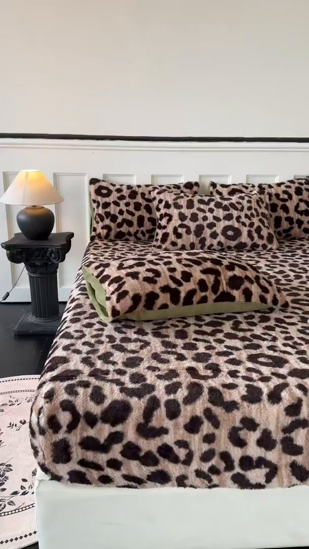 91家纺网 家纺一手货源 找家纺 梵克保罗 2025秋冬新款直播热卖高克重加厚轻奢法式獭兔毛绒牛奶绒美拉德风单床笠单枕套 豹纹