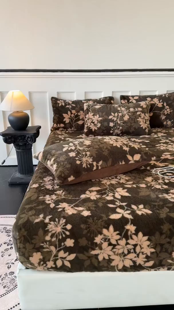 91家纺网 家纺一手货源 找家纺 梵克保罗 2025秋冬新款直播热卖高克重加厚轻奢法式獭兔毛绒牛奶绒美拉德风单床笠单枕套 花枝