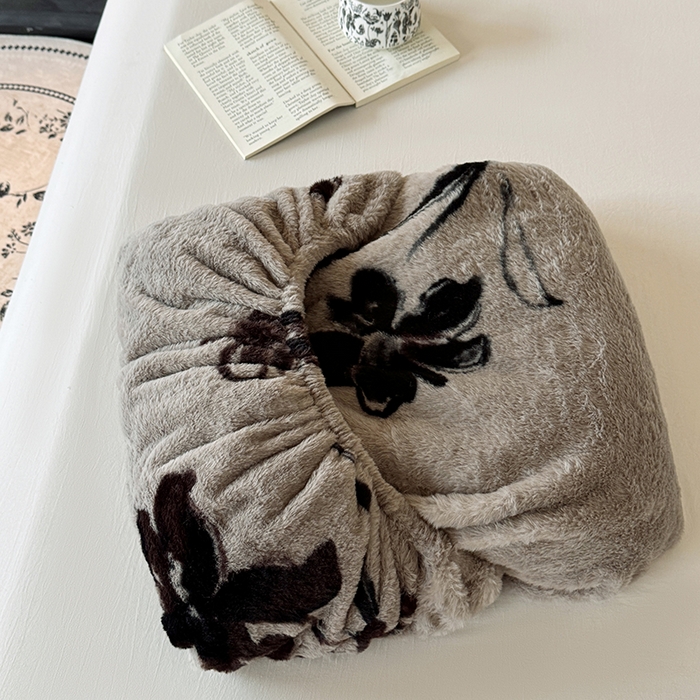 91家纺网 家纺一手货源 找家纺 梵克保罗 2025秋冬新款直播热卖高克重加厚轻奢法式獭兔毛绒牛奶绒美拉德风单床笠单枕套 卉兰