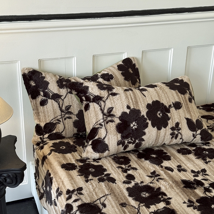 91家纺网 家纺一手货源 找家纺 梵克保罗 2025秋冬新款直播热卖高克重加厚轻奢法式獭兔毛绒牛奶绒美拉德风单床笠单枕套 绿野