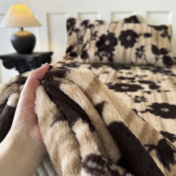 91家纺网 家纺一手货源 找家纺 梵克保罗 2025秋冬新款直播热卖高克重加厚轻奢法式獭兔毛绒牛奶绒美拉德风单床笠单枕套 绿野