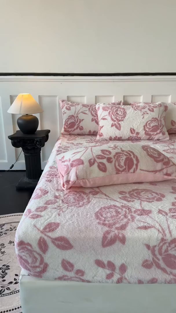 91家纺网 家纺一手货源 找家纺 梵克保罗 2025秋冬新款直播热卖高克重加厚轻奢法式獭兔毛绒牛奶绒美拉德风单床笠单枕套 玫语