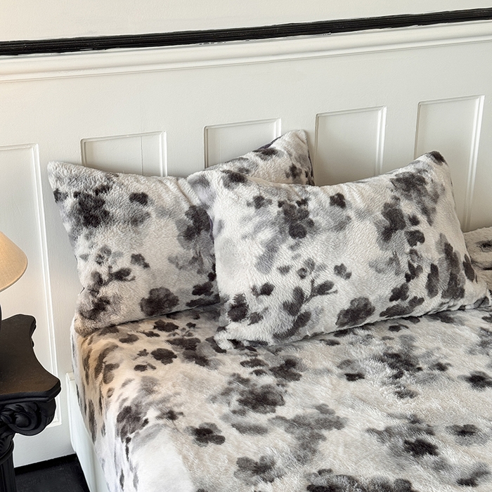 91家纺网 家纺一手货源 找家纺 梵克保罗 2025秋冬新款直播热卖高克重加厚轻奢法式獭兔毛绒牛奶绒美拉德风单床笠单枕套 墨染