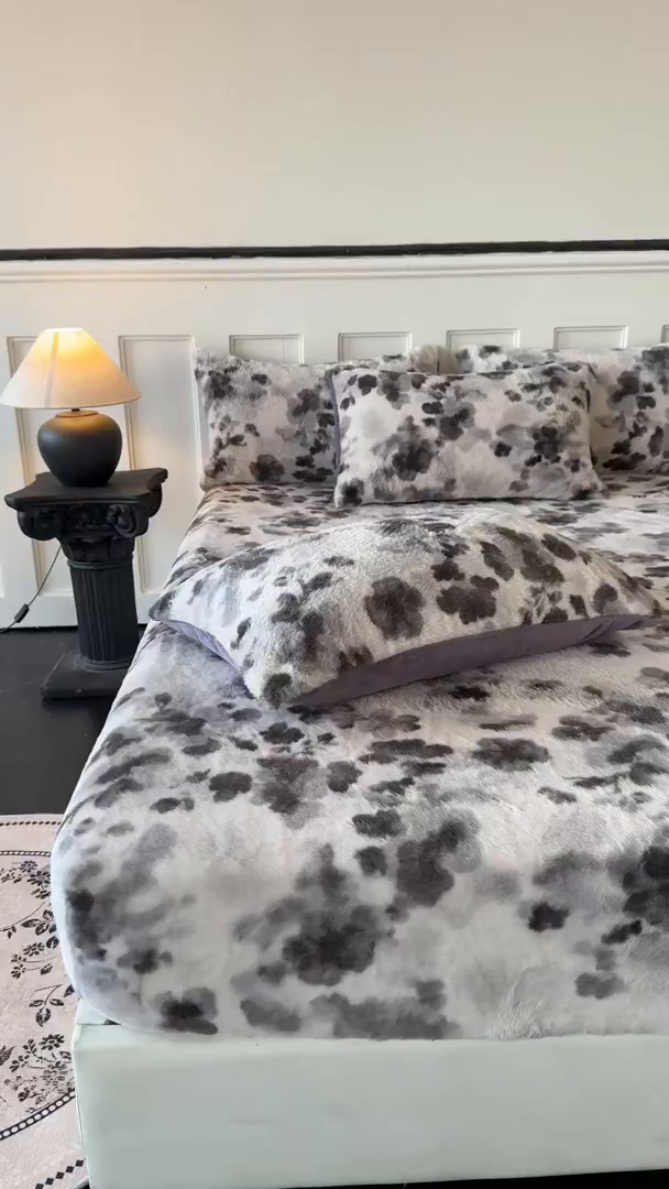 91家纺网 家纺一手货源 找家纺 梵克保罗 2025秋冬新款直播热卖高克重加厚轻奢法式獭兔毛绒牛奶绒美拉德风单床笠单枕套 墨染