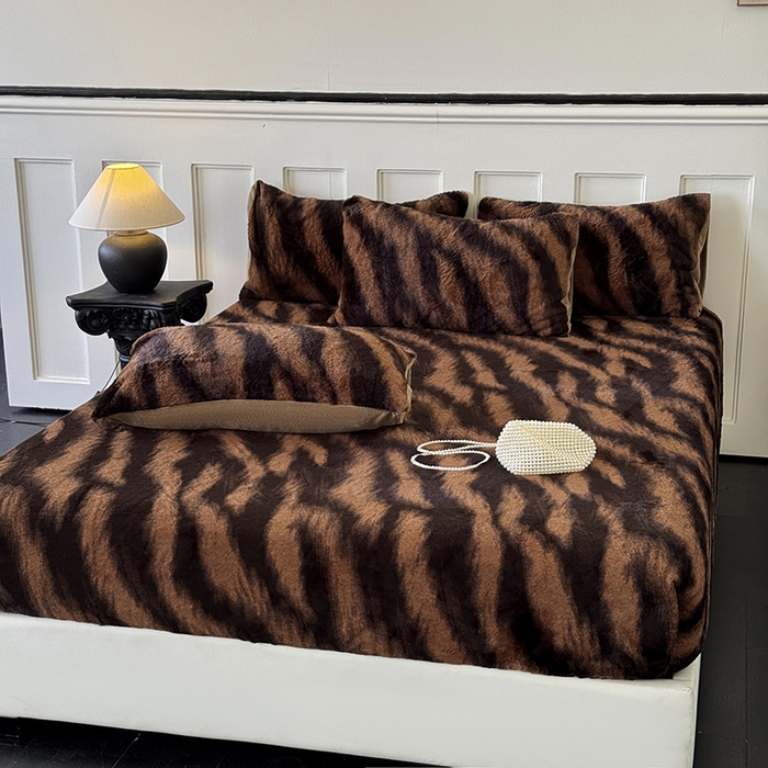 91家纺网 家纺一手货源 找家纺 梵克保罗 2025秋冬新款直播热卖高克重加厚轻奢法式獭兔毛绒牛奶绒美拉德风单床笠单枕套 棕野