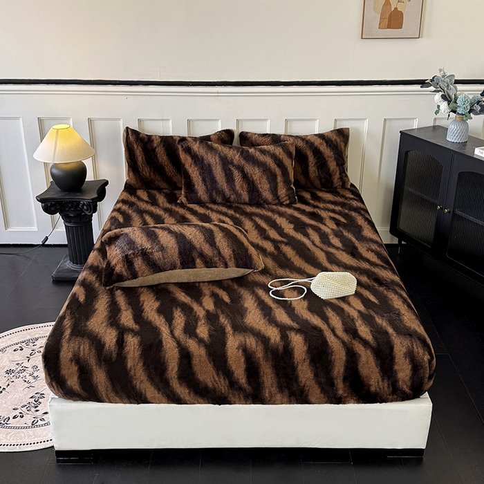 91家纺网 家纺一手货源 找家纺 梵克保罗 2025秋冬新款直播热卖高克重加厚轻奢法式獭兔毛绒牛奶绒美拉德风单床笠单枕套 棕野