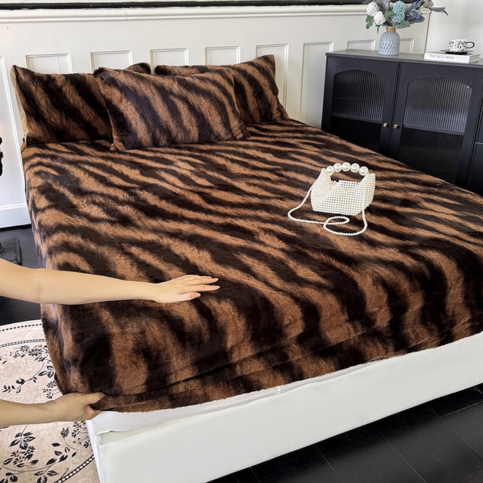 91家纺网 家纺一手货源 找家纺 梵克保罗 2025秋冬新款直播热卖高克重加厚轻奢法式獭兔毛绒牛奶绒美拉德风单床笠单枕套 棕野