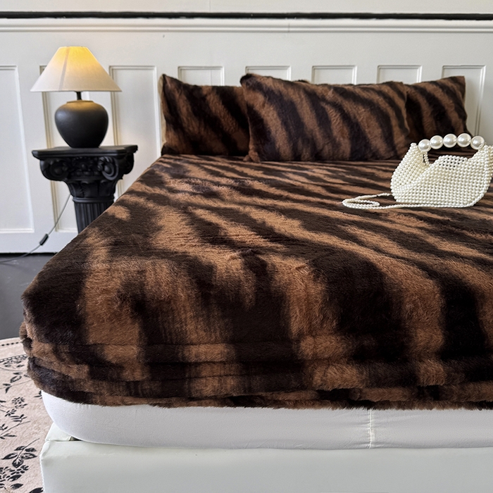 91家纺网 家纺一手货源 找家纺 梵克保罗 2025秋冬新款直播热卖高克重加厚轻奢法式獭兔毛绒牛奶绒美拉德风单床笠单枕套 棕野