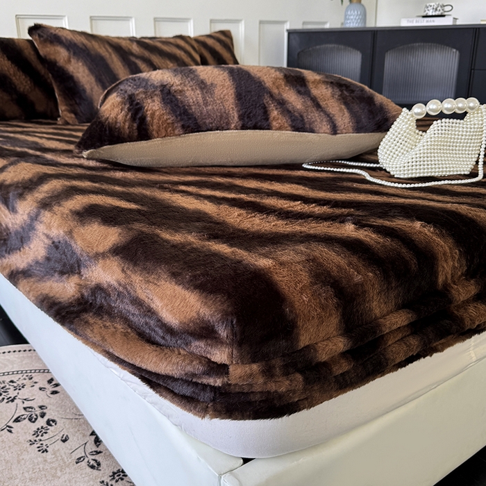 91家纺网 家纺一手货源 找家纺 梵克保罗 2025秋冬新款直播热卖高克重加厚轻奢法式獭兔毛绒牛奶绒美拉德风单床笠单枕套 棕野