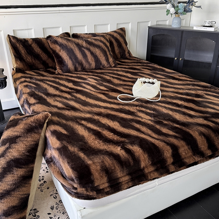 91家纺网 家纺一手货源 找家纺 梵克保罗 2025秋冬新款直播热卖高克重加厚轻奢法式獭兔毛绒牛奶绒美拉德风单床笠单枕套 棕野