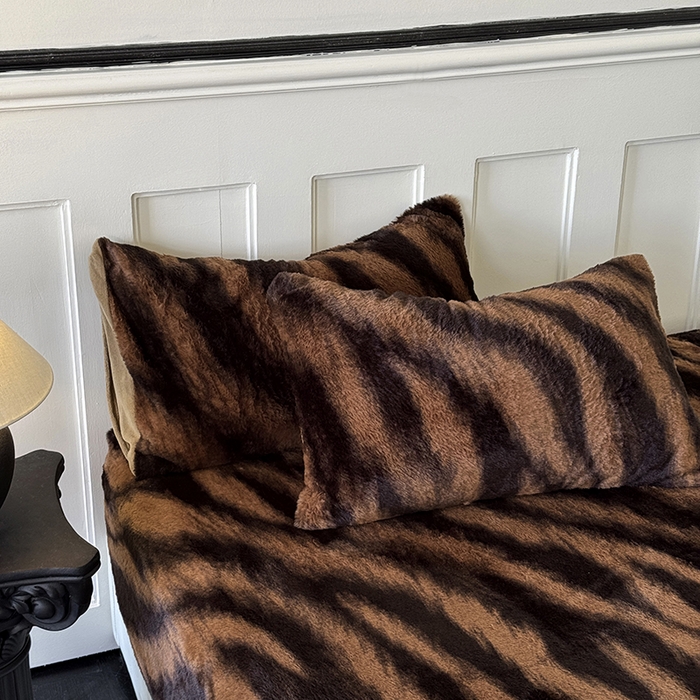 91家纺网 家纺一手货源 找家纺 梵克保罗 2025秋冬新款直播热卖高克重加厚轻奢法式獭兔毛绒牛奶绒美拉德风单床笠单枕套 棕野