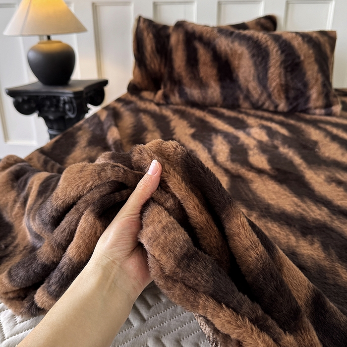 91家纺网 家纺一手货源 找家纺 梵克保罗 2025秋冬新款直播热卖高克重加厚轻奢法式獭兔毛绒牛奶绒美拉德风单床笠单枕套 棕野