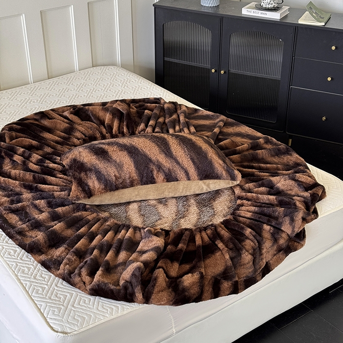 91家纺网 家纺一手货源 找家纺 梵克保罗 2025秋冬新款直播热卖高克重加厚轻奢法式獭兔毛绒牛奶绒美拉德风单床笠单枕套 棕野