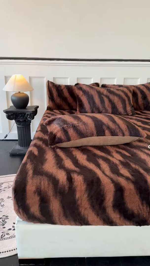 91家纺网 家纺一手货源 找家纺 梵克保罗 2025秋冬新款直播热卖高克重加厚轻奢法式獭兔毛绒牛奶绒美拉德风单床笠单枕套 棕野