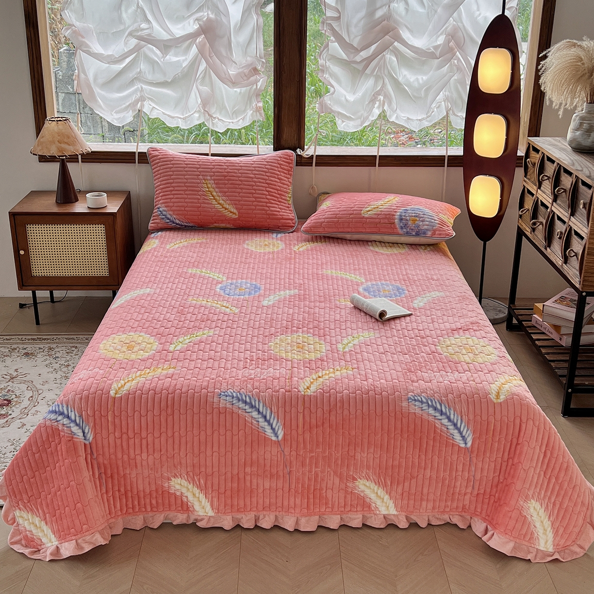 91家纺网 家纺一手货源 找家纺 （总）梵克保罗 2025新款A类牛奶绒夹棉花边韩版印花床盖三件套加厚保暖多功能单床盖