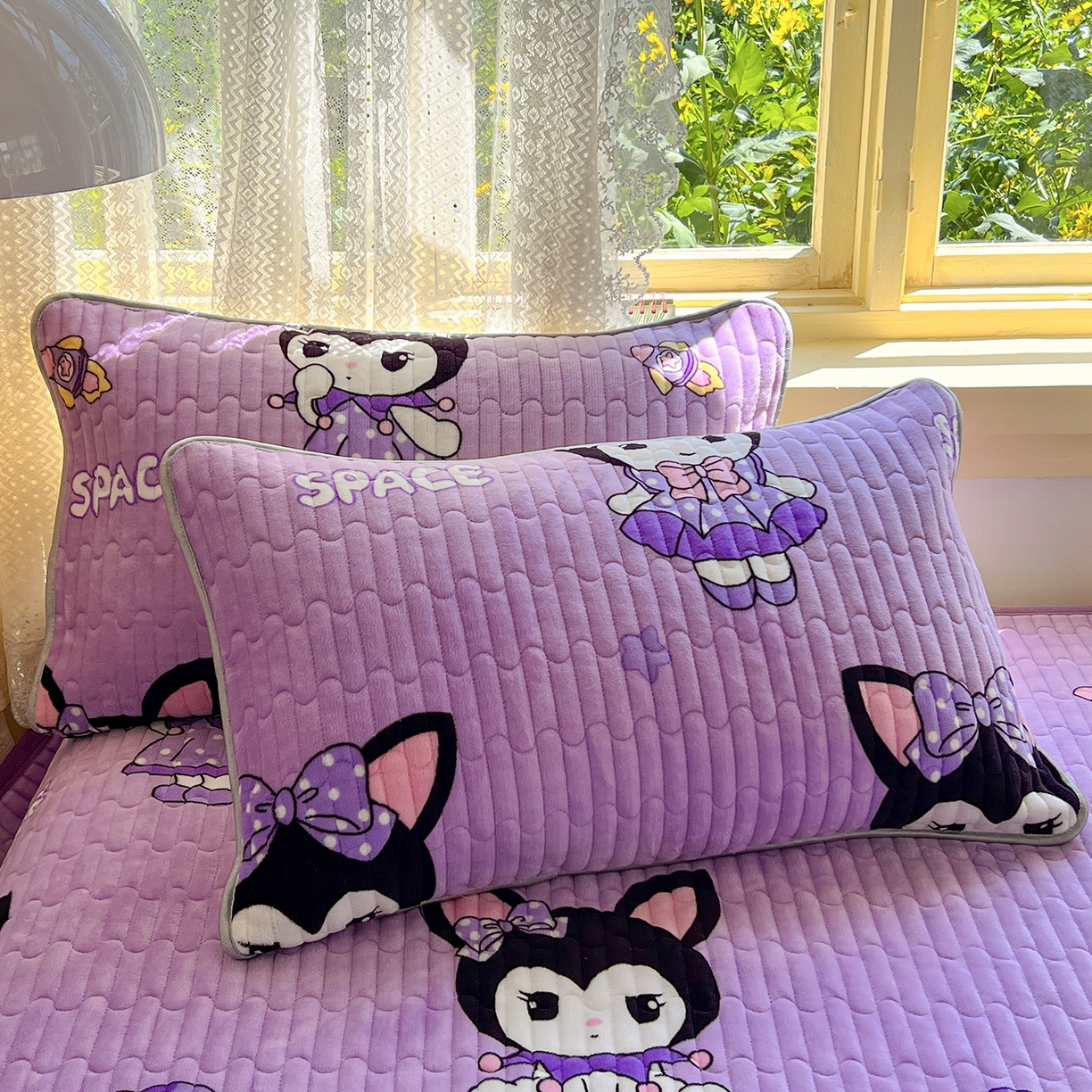 91家纺网 家纺一手货源 找家纺 梵克保罗 2025新款A类牛奶绒夹棉花边韩版印花床盖三件套加厚保暖多功能单床盖 库洛米紫