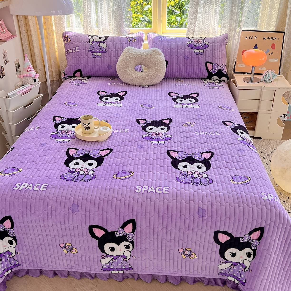 91家纺网 家纺一手货源 找家纺 梵克保罗 2025新款A类牛奶绒夹棉花边韩版印花床盖三件套加厚保暖多功能单床盖 库洛米紫