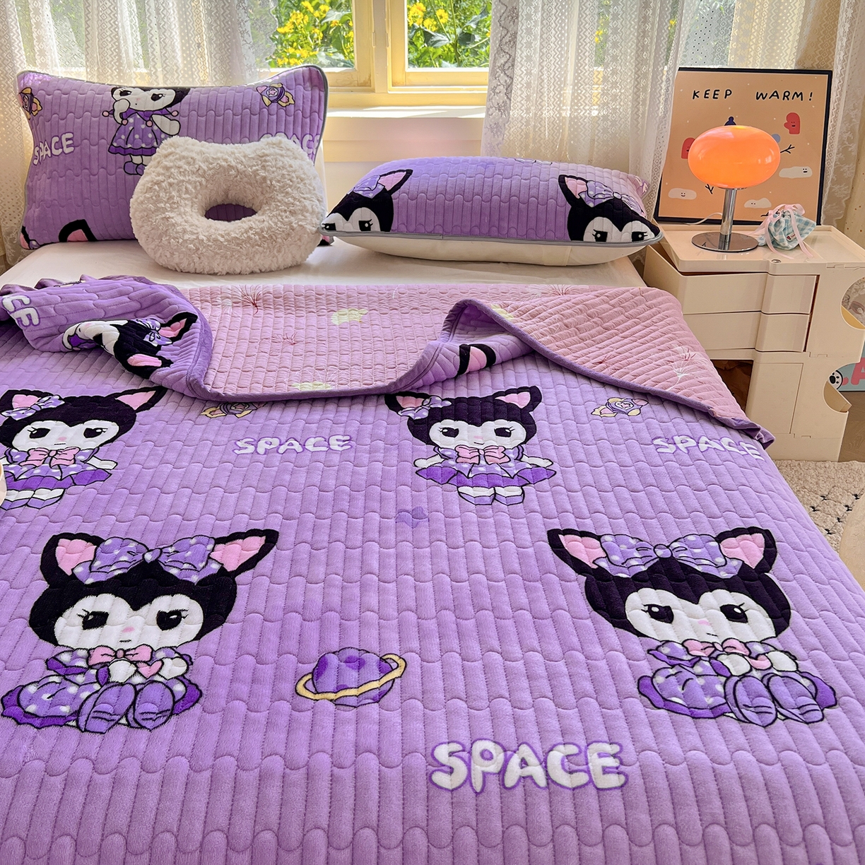 91家纺网 家纺一手货源 找家纺 梵克保罗 2025新款A类牛奶绒夹棉花边韩版印花床盖三件套加厚保暖多功能单床盖 库洛米紫