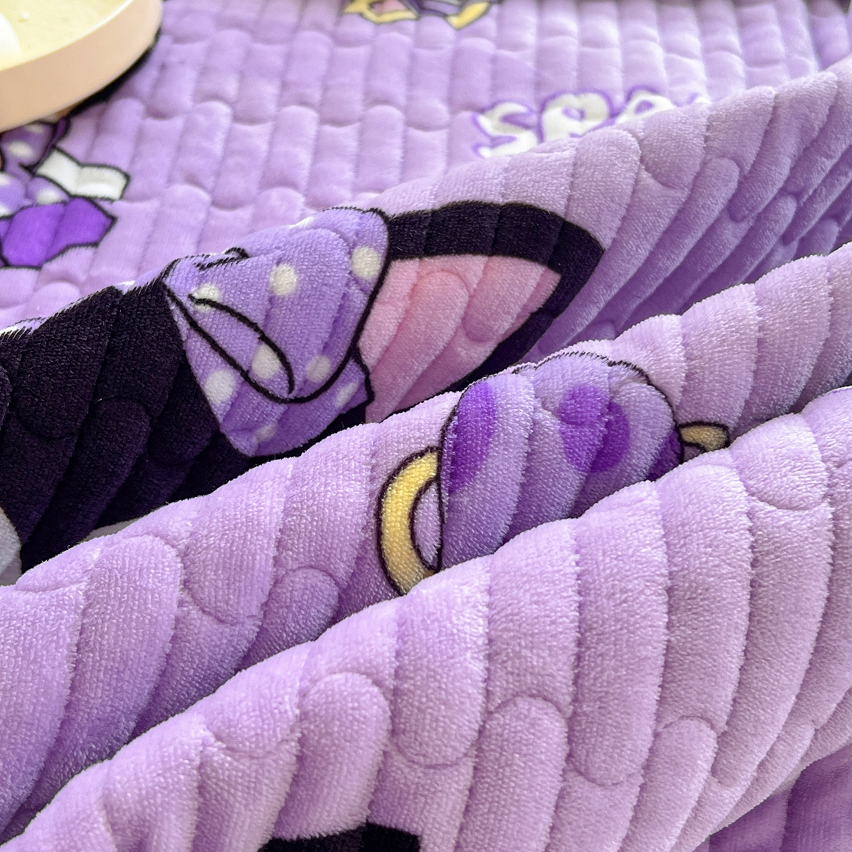 91家纺网 家纺一手货源 找家纺 梵克保罗 2025新款A类牛奶绒夹棉花边韩版印花床盖三件套加厚保暖多功能单床盖 库洛米紫