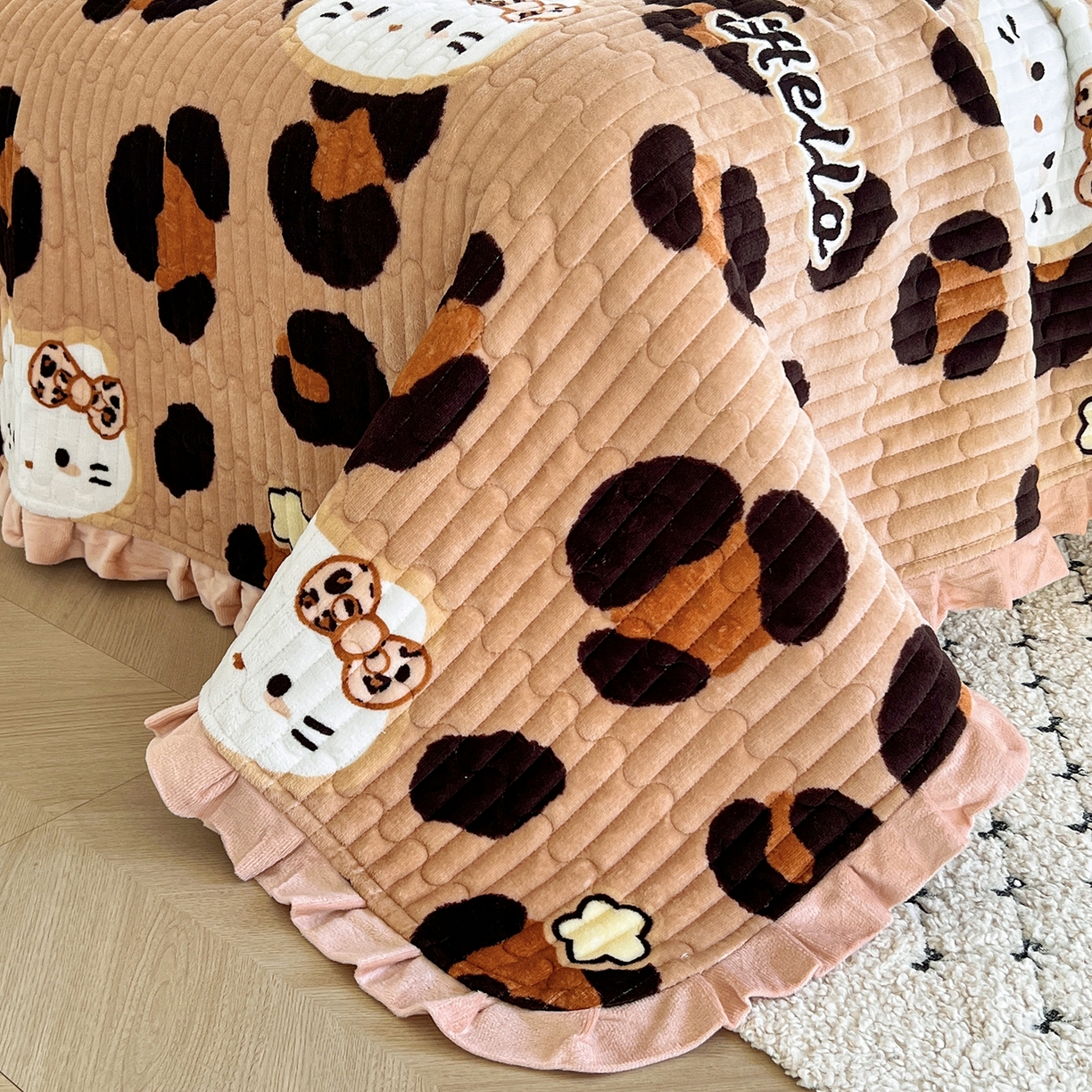 91家纺网 家纺一手货源 找家纺 梵克保罗 2025新款A类牛奶绒夹棉花边韩版印花床盖三件套加厚保暖多功能单床盖 豹纹KT