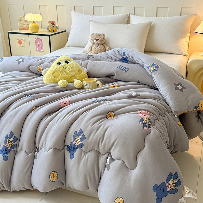 91家纺网 家纺一手货源 找家纺 薇玛仕 2025新款A类牛奶丝针织棉印花大豆被春秋被加厚冬被卡通儿童被 绅士熊