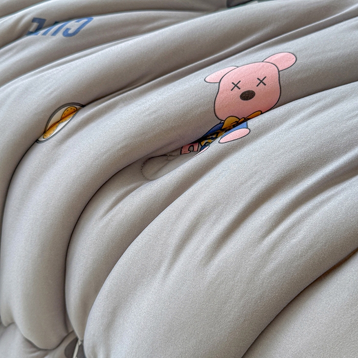 91家纺网 家纺一手货源 找家纺 薇玛仕 2025新款A类牛奶丝针织棉印花大豆被春秋被加厚冬被卡通儿童被 绅士熊