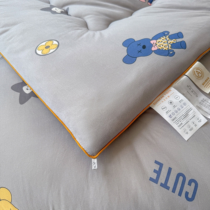 91家纺网 家纺一手货源 找家纺 薇玛仕 2025新款A类牛奶丝针织棉印花大豆被春秋被加厚冬被卡通儿童被 绅士熊