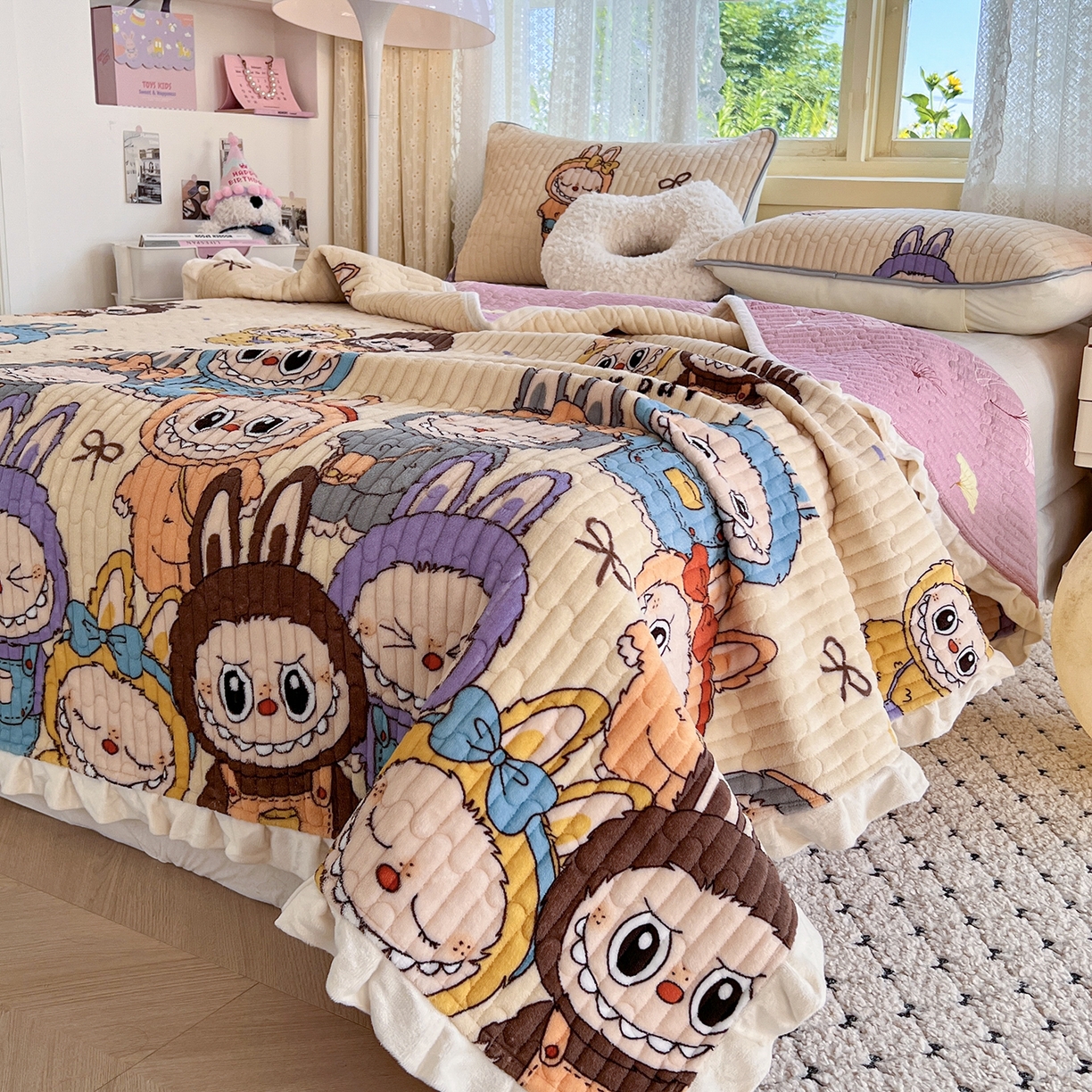 91家纺网 家纺一手货源 找家纺 梵克保罗 2025新款A类牛奶绒夹棉花边韩版印花床盖三件套加厚保暖多功能单床盖 拉布布