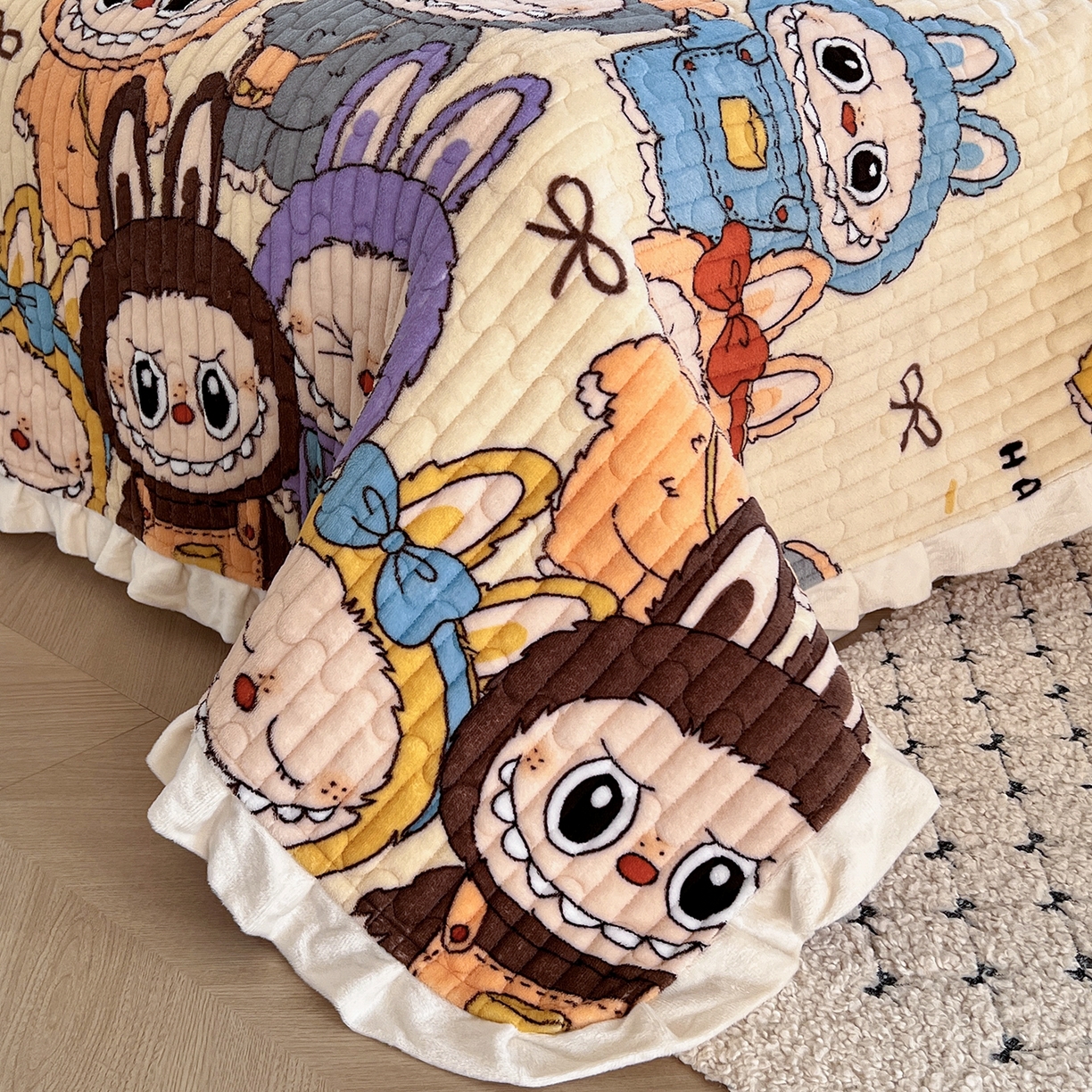 91家纺网 家纺一手货源 找家纺 梵克保罗 2025新款A类牛奶绒夹棉花边韩版印花床盖三件套加厚保暖多功能单床盖 拉布布