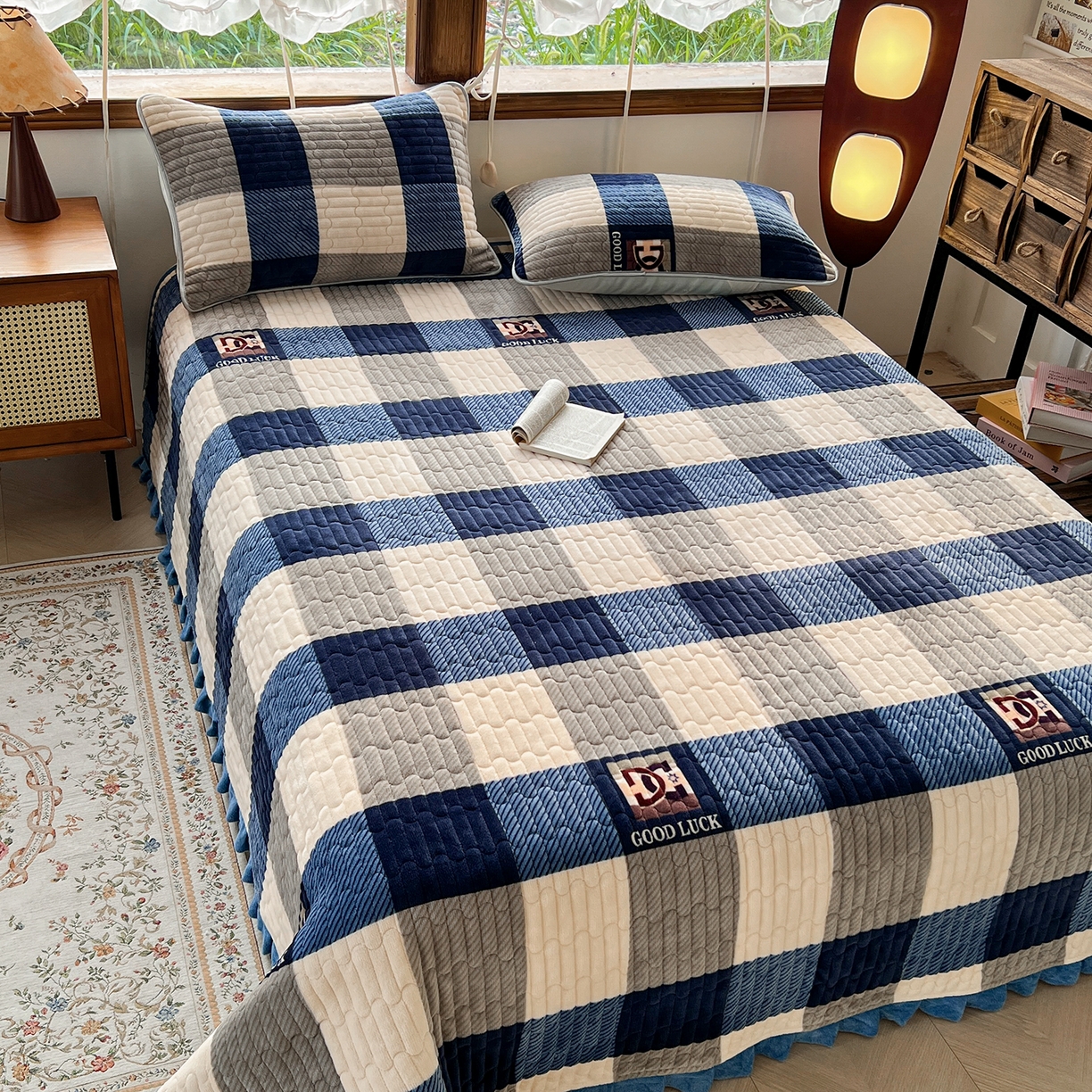 91家纺网 家纺一手货源 找家纺 梵克保罗 2025新款A类牛奶绒夹棉花边韩版印花床盖三件套加厚保暖多功能单床盖 蓝大格