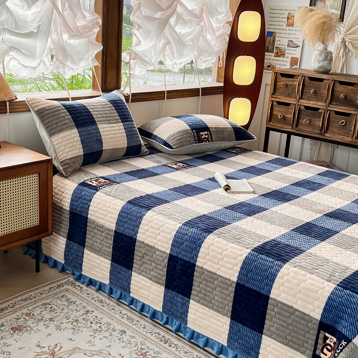 91家纺网 家纺一手货源 找家纺 梵克保罗 2025新款A类牛奶绒夹棉花边韩版印花床盖三件套加厚保暖多功能单床盖 蓝大格