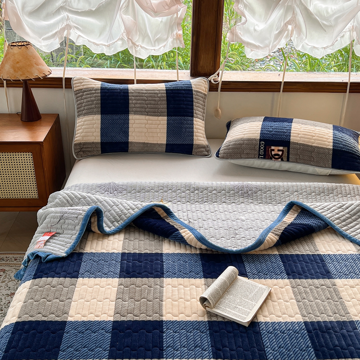 91家纺网 家纺一手货源 找家纺 梵克保罗 2025新款A类牛奶绒夹棉花边韩版印花床盖三件套加厚保暖多功能单床盖 蓝大格