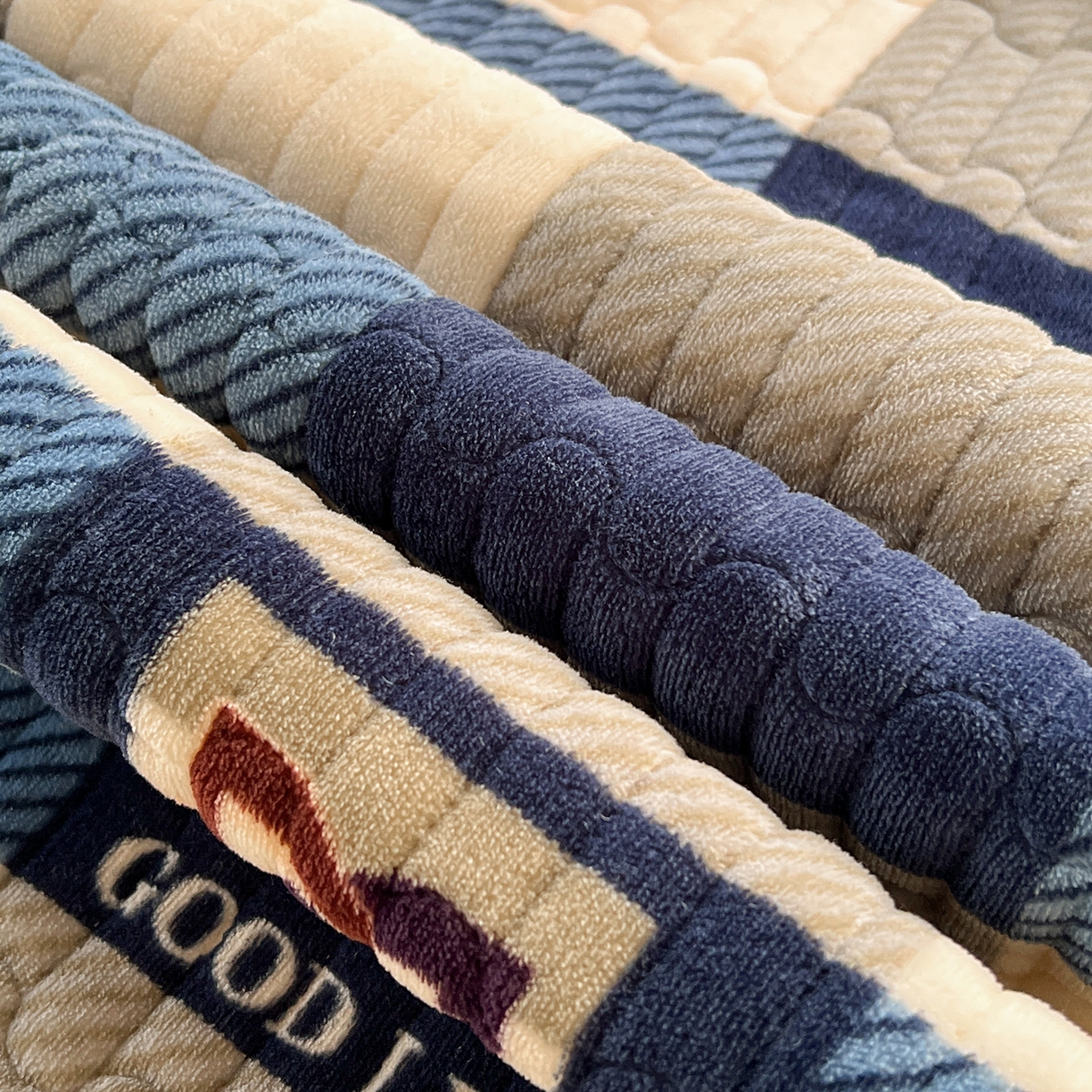 91家纺网 家纺一手货源 找家纺 梵克保罗 2025新款A类牛奶绒夹棉花边韩版印花床盖三件套加厚保暖多功能单床盖 蓝大格