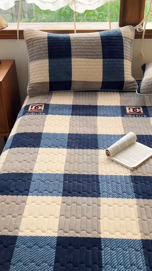 91家纺网 家纺一手货源 找家纺 梵克保罗 2025新款A类牛奶绒夹棉花边韩版印花床盖三件套加厚保暖多功能单床盖 蓝大格