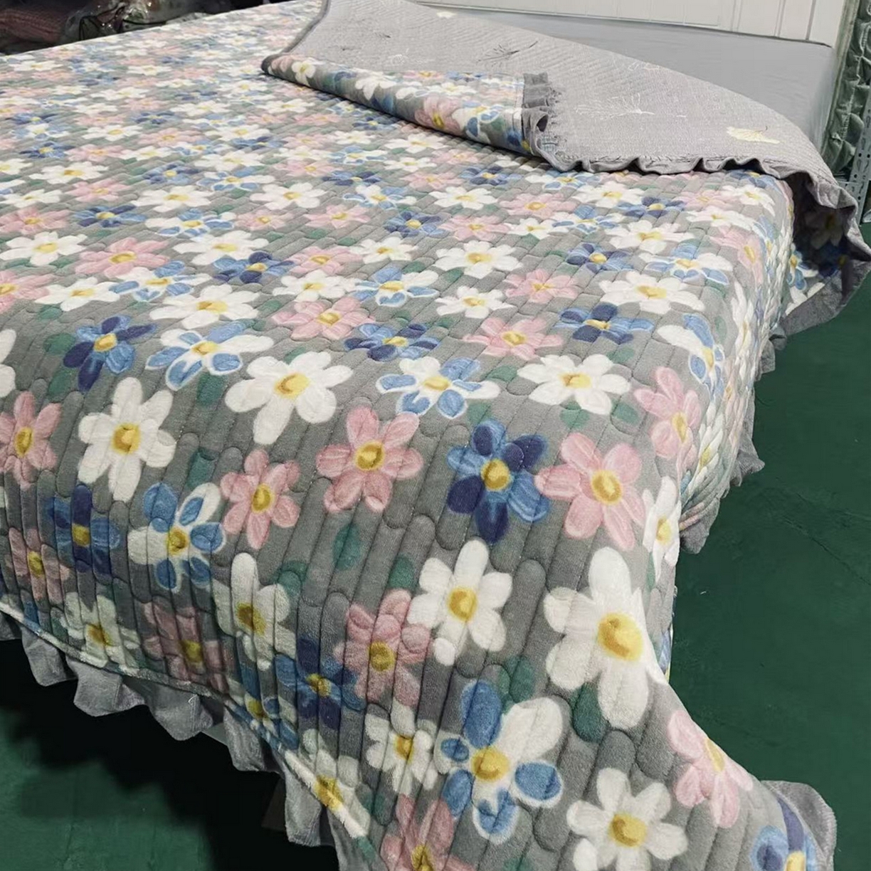 91家纺网 家纺一手货源 找家纺 梵克保罗 2025新款A类牛奶绒夹棉花边韩版印花床盖三件套加厚保暖多功能单床盖 美丽花园