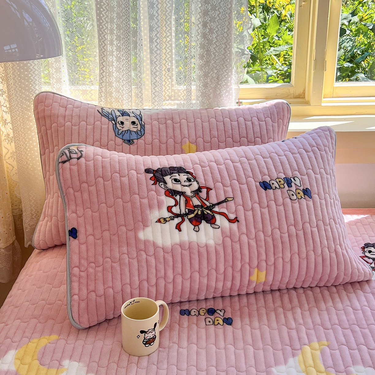 91家纺网 家纺一手货源 找家纺 梵克保罗 2025新款A类牛奶绒夹棉花边韩版印花床盖三件套加厚保暖多功能单床盖 哪吒-粉