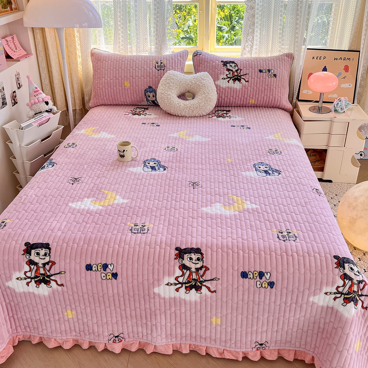 91家纺网 家纺一手货源 找家纺 梵克保罗 2025新款A类牛奶绒夹棉花边韩版印花床盖三件套加厚保暖多功能单床盖 哪吒-粉