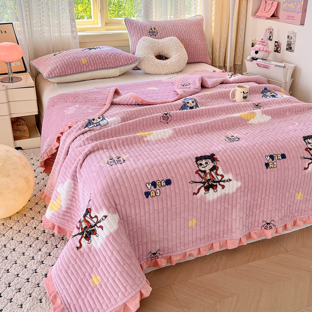 91家纺网 家纺一手货源 找家纺 梵克保罗 2025新款A类牛奶绒夹棉花边韩版印花床盖三件套加厚保暖多功能单床盖 哪吒-粉